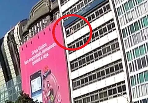 O femeie din Spania a căzut de la etajul șapte, la câțiva centimetri de un biciclist