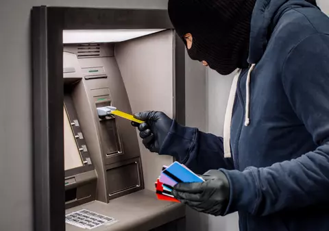 Doi români, arestați în India pentru clonare de carduri. Hoții foloseau peruci și șepci pentru a nu fi identificați