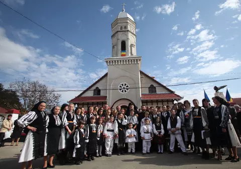 Clopotarii pierd teren în fața tehnologiei. Parohul bisericii din Șercaia, dotată cu clopote ”inteligente”: ”Cu telecomanda e mult mai ușor. Bate la 300 de metri și evităm și accidentele”