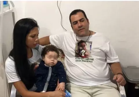 Un băiețel grav bolnav a murit după ce tatăl său a fugit cu banii de tratament și i-a cheltuit pe distracții