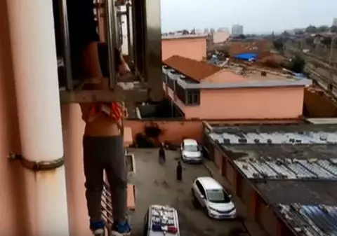 VIDEO | Un copil de 4 ani a fost salvat în ultimul moment după ce era să cadă prin grilajul de la geam!