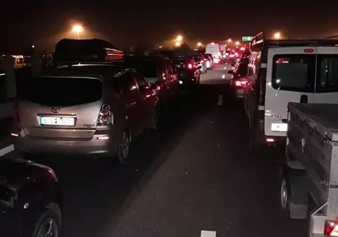 Aglomerație mare în vama Nădlac II. Oamenii sunt indignați: „Lucrătorii vamali trec o mașină la jumătate de oră”