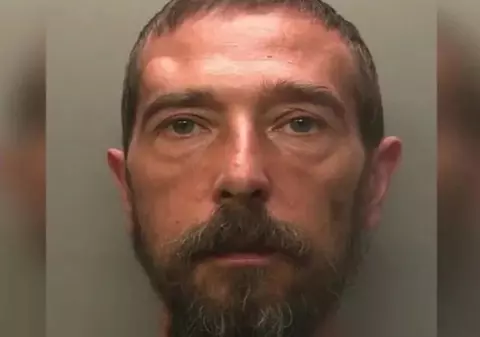 Condamnat la închisoare după ce și-a omorât părinții pentru că nu au avut grijă de câinele lui. A fost expert în efecte speciale pentru pelicula "The Lord of The Rings"