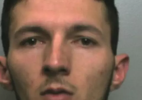 Un albanez a folosit în Anglia trei carduri de identitate și două permise de conducere românești false