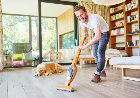 Cum se curăță și se întreține parchetul. Aburul de la fierul de călcat, o soluție pentru zgârieturi