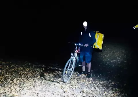 Un curier pe bicicletă s-a rătăcit într-o pădure din Timiș. Voia să ajungă mai repede la livrare, dar a rămas fără baterie la telefon