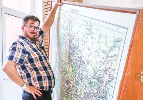 L-a inspirat diriguʼ! Actorul Doru Cătănescu a împrumutat gesturile și ticurile unui dascăl din liceu pentru personajul din “Profu”