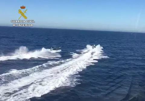 Patru traficanți de droguri au fost arestați, după ce i-au salvat de la înec pe ofițerii care îi urmăreau pe mare