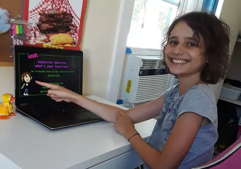 O hackeriță pe jumătate româncă face furori în SUA. La 11 ani găsea vulnerabilități în sistemul electronic de vot: ”Pot să șterg toate voturile lui Donald Trump”