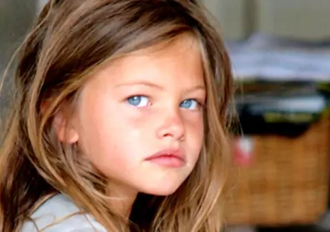 Cum arată acum cea mai frumoasă fetiță din lume. Are 18 ani și este răpitoare!