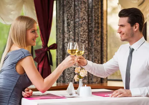 Care sunt cei trei pași pe care trebuie să-i urmezi pentru a avea o primă întâlnire reușită