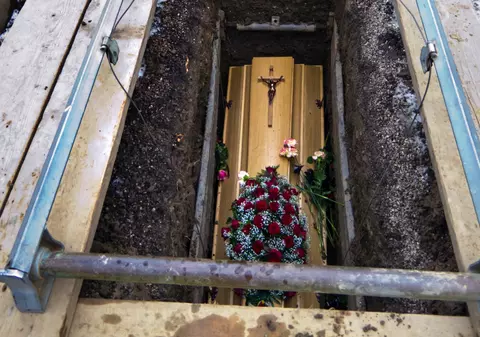 I s-a făcut înmormântarea și la câteva ore distanță s-a întors acasă. Familia a avut parte de un șoc