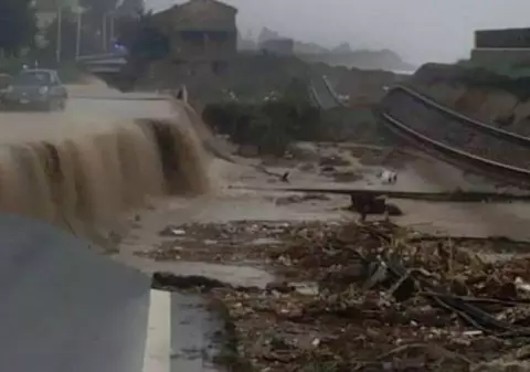 Un pod s-a prăbuşit în timpul furtunilor violente din nordul Italiei. O persoană a murit înecată