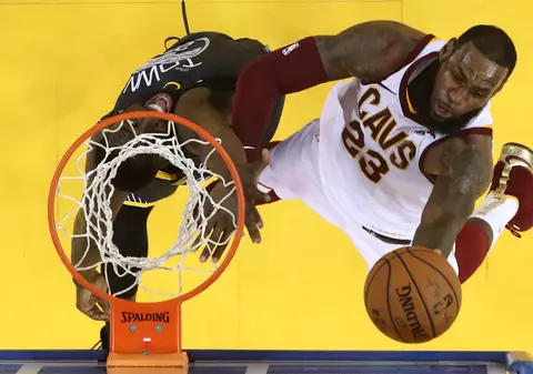 Sumă record pentru un tricou purtat de LeBron James. Baschetbalistul american apăruse cu el în 2002, pe coperta unei reviste