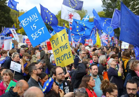 BREXIT | Parlamentul britanic a blocat acordul privind ieșirea țării din UE, în timp ce zeci de mii de oameni protestează. Boris Johnson, forțat să ceară o nouă amânare