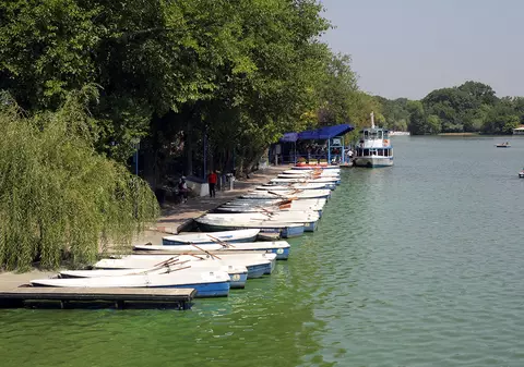 O fetiţă de 10 ani a murit înecată în lacul Herăstrău. A alunecat după ce a încercat să se spele pe mâini