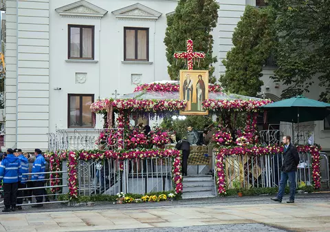 Străbat în fiecare an 400 de kilometri ca să orneze baldachinul Sfintei Parascheva cu sute de flori. Tradiția de 16 ani a unei familii din București