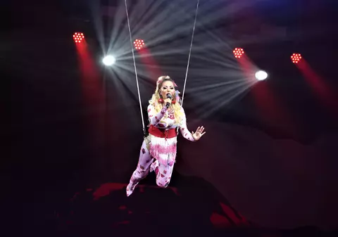 Delia, în mijlocul unei teorii a conspirației. Folosește simboluri Illuminati în ultimul videoclip?