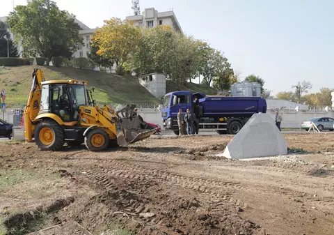 Piața NATO: un postament pentru steaguri de 34.000 de euro și un copac tăiat ilegal. Primăria: «Nu au avut aviz de defrișare». Armata: «O să plantăm 15 pomi»