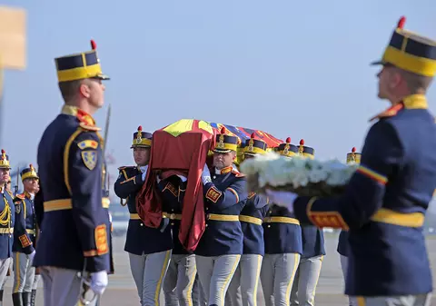 Regina-Mamă Elena, alături de fiul ei, regele Mihai. Sicriul cu rămășițele pământești a ajuns la Curtea de Argeș