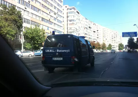 Mamă și fiu din Reșița, găsiți inconștienți în casă. Ce au descoperit polițiștii, după ce medicii au declarat decesul celor doi