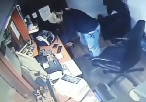 Tâlharul care a jefuit o casă de schimb din Oradea a fost prins de casier și câțiva trecători. Ce a urmat