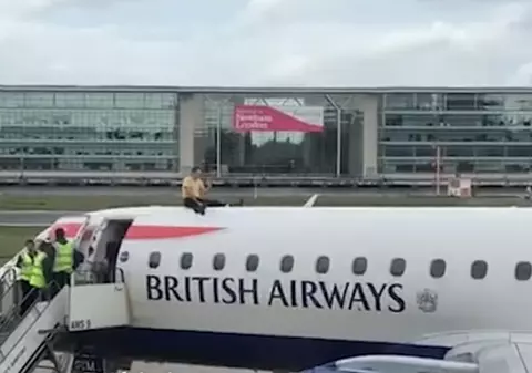 Un om orb a urcat pe un avion! Ce l-a determinat să facă asta