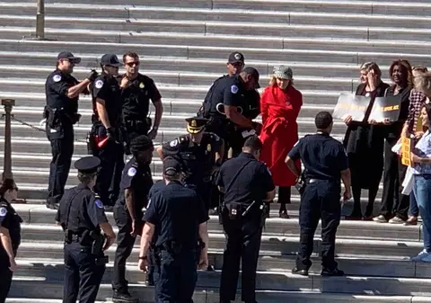 Actrița Jane Fonda, arestată la Washington, în timpul unui protest față de schimbările climatice