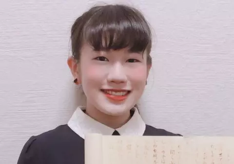 O studentă din Japonia a scris un eseu cu cerneală invizibilă. Tehnica folosită de profesor pentru a citi lucrarea ce a primit nota cea mai mare