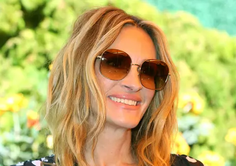 Julia Roberts a împlinit 52 de ani. Cele mai spectaculoase apariții ale vedetei pe covorul roșu