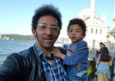 Kamara își duce băiețelul la Barcelona după cele cinci operații. Ce se întâmplă cu Leon