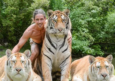 VIDEO |„Tarzan” din Statele Unite are cont pe Instagram. Postează clipuri când face duș cu maimuțele și se plimbă cu elefantul prin pădure