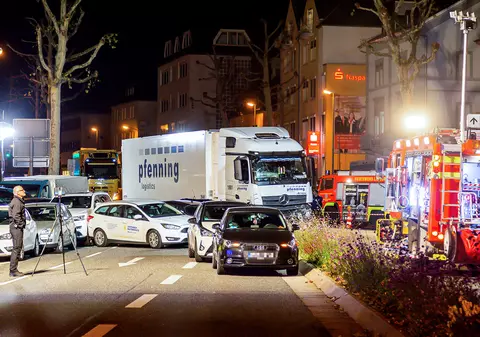 UPDATE | Atac terorist într-un oraș din Germania. Un bărbat a intrat cu un camion în mai multe mașini, rănind 16 oameni