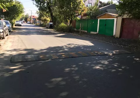 Au montat limitatoare! La trei zile după ce Libertatea a semnalat problema, autoritățile au asigurat străduța cu cele mai multe accidente din Capitală