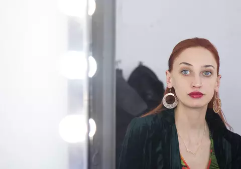 Filmări cu covrigi pe datorie. Ilona Brezoianu, despre rolul din "Mangalița": "Îmi place foarte mult să mă joc în zona de kitsch"