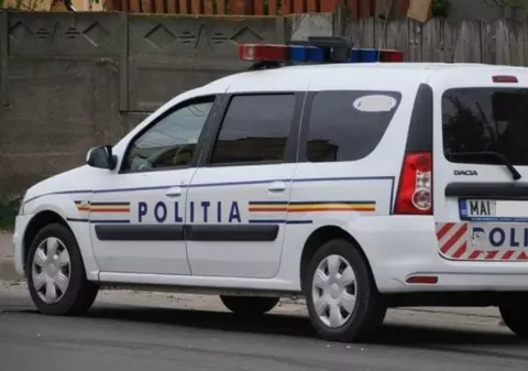 Tineri pesediști care împărțeau pliante în Brăila au fost urmăriți de un bărbat cu o macetă