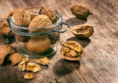 Sănătatea din miezul de nucă - beneficii pentru memorie, piele și sistemul imunitar