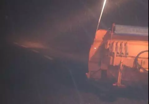 Ninge în județul Neamț! Se intervine cu material antiderapant pe DN 15B