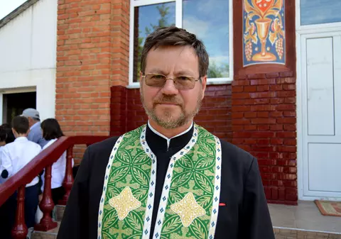 Preot sancționat după ce a cerut prea mulți bani pentru o înmormântare. Anul trecut, și-a pus stupina în cimitir, iar albinele atacau oamenii care veneau la morminte