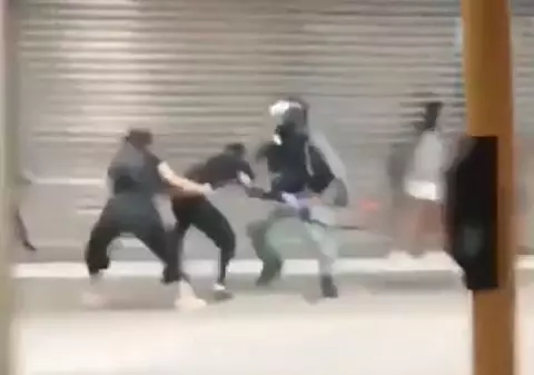 Un protestatar din Hong Kong a fost poreclit Bruce Lee după ce a fost filmat executând o lovitură Kung Fu prin care face KO un polițist