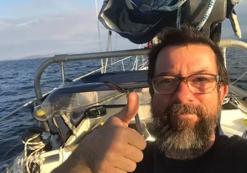 Bărbatul care a navigat singur în jurul Americilor și a Antarcticii în mai puțin de un an. Nu a ațipit niciodată mai mult de 90 de minute