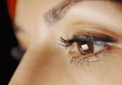 Un bărbat a fost arestat după ce a hărțuit o vedetă urmărind reflexiile din ochii ei în selfie-urile de pe rețelele de socializare