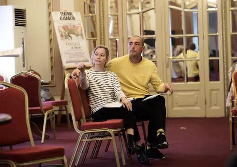 Mai puține oferte pentru Laura Cosoi, după ce-a devenit mamă. “Îmi lipsește filmul. Am jucat mai mult teatru”