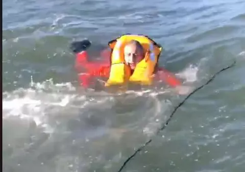 Operațiune dramatică de salvare. Un român a fost la un pas de moarte în SUA după ce a căzut de pe o navă în apa înghețată