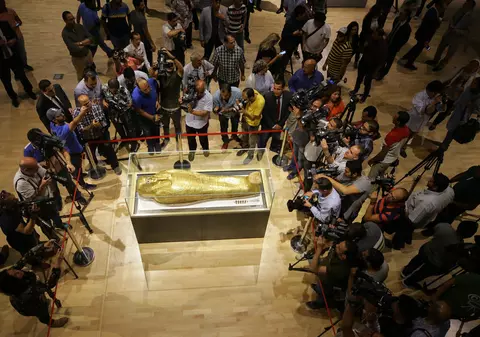 Sarcofagul furat din Egipt în 2011 s-a întors la Cairo. Cum arată piesa placată cu aur