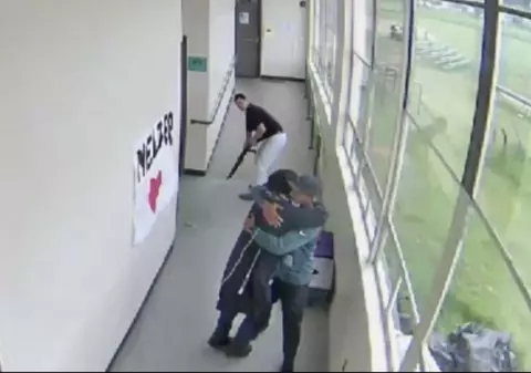 Un elev care a venit cu pușca la școală a fost dezarmat de un profesor care l-a îmbrățișat