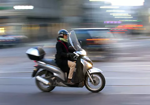 Test: Cu ce se merge cel mai repede prin București. Scuterul este cel mai rapid, transportul public se află pe ultimul loc