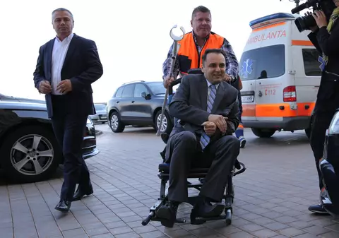 Un senator PMP a fost adus cu ambulanţa să voteze moţiunea de cenzură