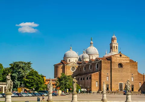 Cele mai mari biserici din lume. Unde se găsesc  mormântul lui Cristofor Columb și cele mai valoroase picturi murale