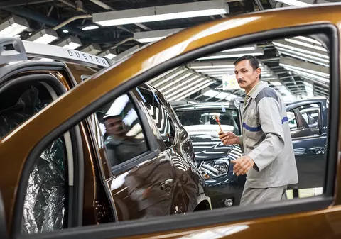 NOI EMAIL-URI ILEGALE! Cum sunt ținuți românii pe salarii mici de multinaționale. Le-au refuzat angajarea la Renault pentru că lucrau la subcontractor!